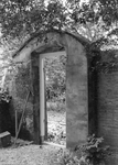840947 Gezicht op het poortje tussen de binnenplaats en de tuin van het 'Provinciaal Bestuurscentrum' (Achter St. ...